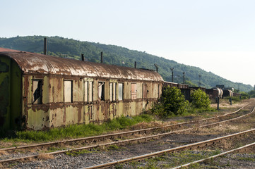 Obraz premium Old abandoned weathered grunge wagon near rail lines