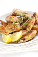 Fried chicken wings with lemon