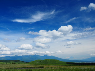 広がる草原と青空と山達