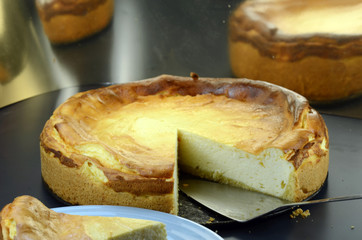 angeschnittener Käsekuchen