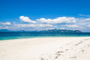 Fototapeta na wymiar Asia. Po-da Island in Thailand- blue sky and with silky soft whi