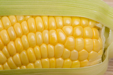 生のトウモロコシ
