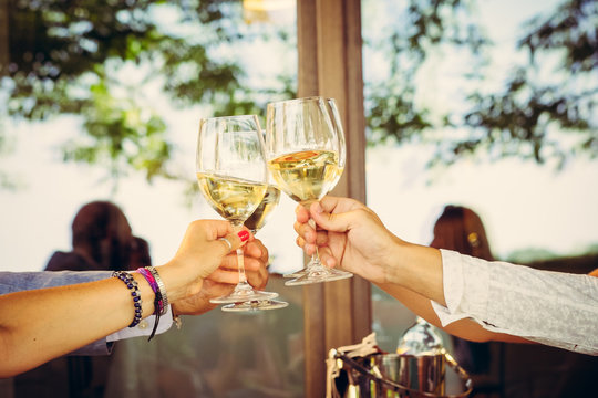 Aperitivo e brindisi con bichieri di vino bianco