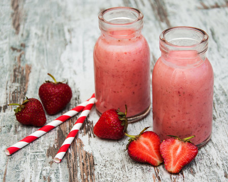Strawberry fruit smoothies with fresh strawberries