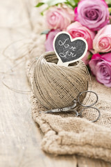 Kordel mit Anhänger und Rosen 