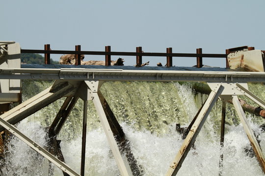 sommet d'une chute d'eau à un barrage