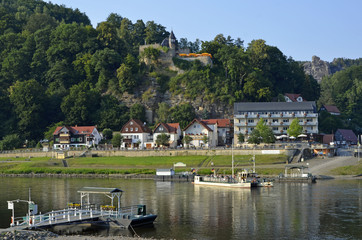 Fototapeta na wymiar Seilfähre über die Elbe in Kurort Rathen, Elbsandsteingebirge