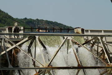 chute d'eau à un barrage