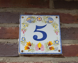Numéro 5, plaque de rue