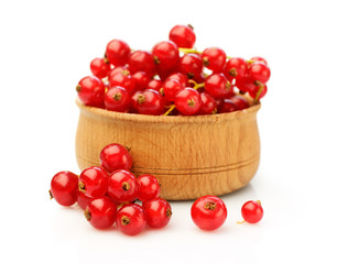 Red currant in wooden bowl