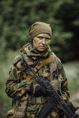 Obraz premium paratrooper airborne infantry in the forest