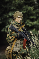 Obraz premium paratrooper airborne infantry in the forest