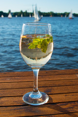 Cocktail Hugo am Yachthafen