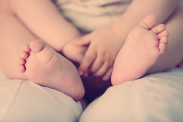 Obraz na płótnie Canvas Baby hands and feet, closeup