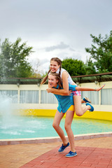 Obraz premium Girlfriends piggyback