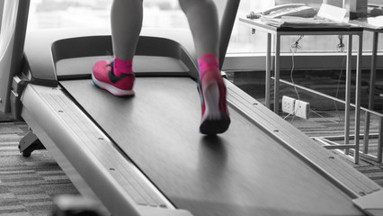 Unknown woman with pink shoes running in treadmill split pink bl