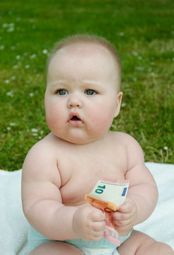 child holding  10 euros