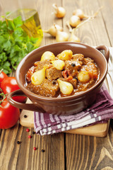 Stewed beef with onions and tomatoes, stifado