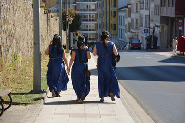 mujeres vestidas con trajes romanos