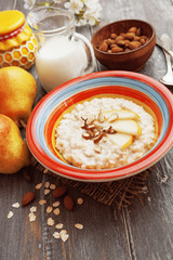 Oatmeal with pear and almonds