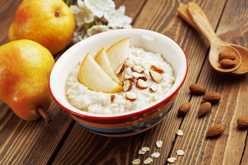 Oatmeal with pear and almonds