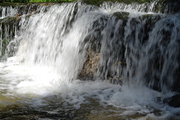 Naklejka premium wodospad na rzece tanew