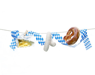 Oktoberfest, Volksfest, Bier, Breze und Weißwürste hängend, freigestellt, isoliert, auf weiß