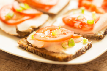 Sonnenblumkernbrot mit Kräuterquark, Putenbrust, Tomaten und Lauchzwiebeln
