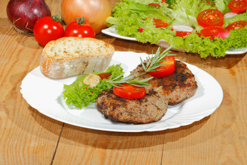 Gegrillte Hacksteaks, Würzsaucen, Ciabatta, Brot, Teller