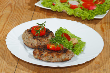 Gegrillte Hacksteaks, Würzsaucen, Teller