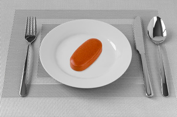 Rote Pille und weißer Teller