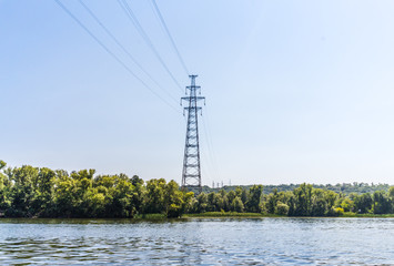 Высоковольтная линия электропередач переброшенная через широкую реку. Украина