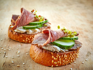 toasted bread with roast beef and cucumber