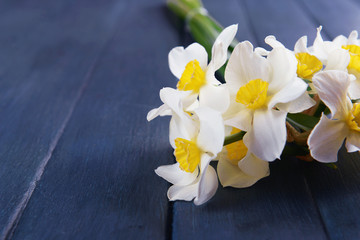 Fototapeta na wymiar Beautiful bouquet of daffodils on wooden background