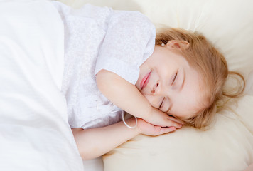 Obraz na płótnie Canvas Adorable little girl sleep in the bed