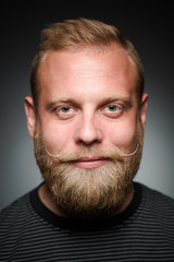 Obraz premium Smiling bearded man