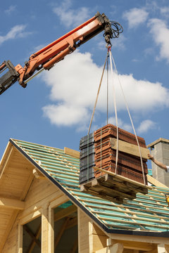 Roof tile transport on the roof