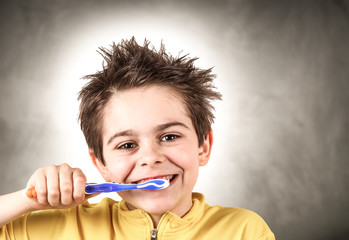 ragazzino che si lava i denti