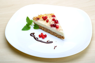 Cheesecake with berries and mint