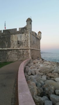 Ch&acirc;teau fort en bord de mer m&eacute;diterran&eacute;e