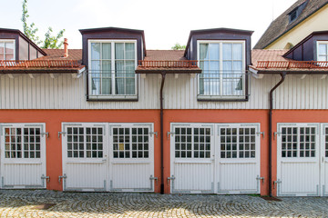 Alte Fabrik mit Garagentore