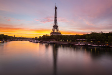 Fototapeta na wymiar le jour se lève sur Paris