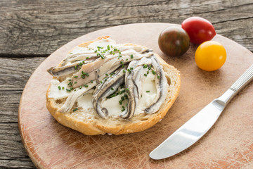 Sardinen und Ricotta auf einem belegten Brötchen