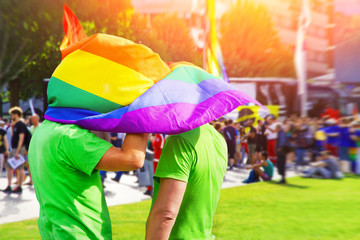 Zwei Männer mit Flagge auf dem Christopher Street day