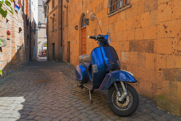 Obraz na płótnie Canvas Classic Italian mode of transport through the narrow winding str