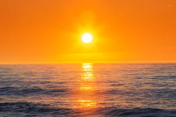 Foto op Plexiglas Zonsondergang aan zee Zonsopgang boven de zee