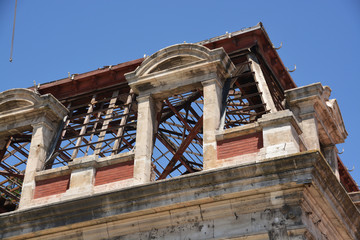 Fototapeta na wymiar ventanas de un edificio en ruinas