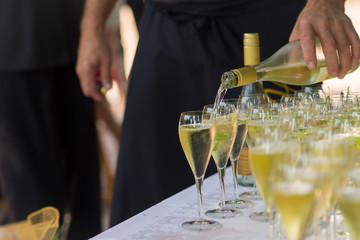 Sekt einschenken