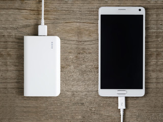  power bank and smartphone