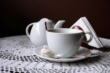Chocolat chaud dans une tasse, sur table, sur fond sombre